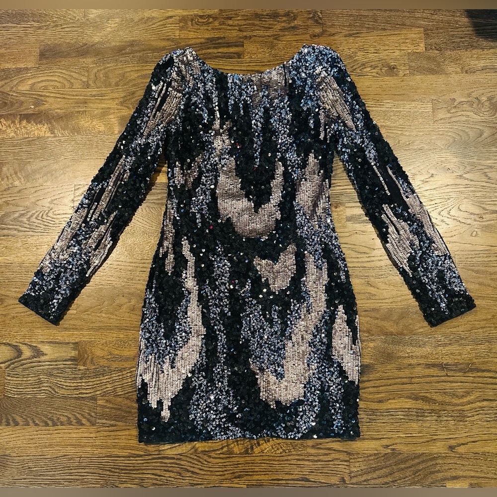 Aidan Mattox Long Sleeve Sequin Mini Dress Silk Size 0 Silver Black Swirl V-Back